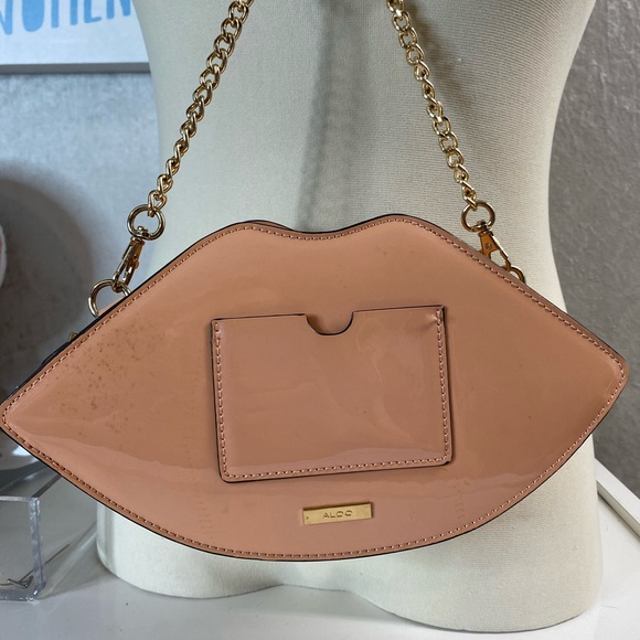 Valentine’s lips purse - Picture 3 of 4